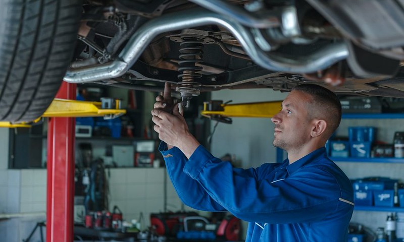 Dingmans-mechanic-fixing a Honda Certified-Collision-Repair GM Certified Collision Repair