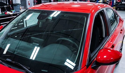 Cracked windsheild-Auto Body Shop Ohmaha Dingmans collision